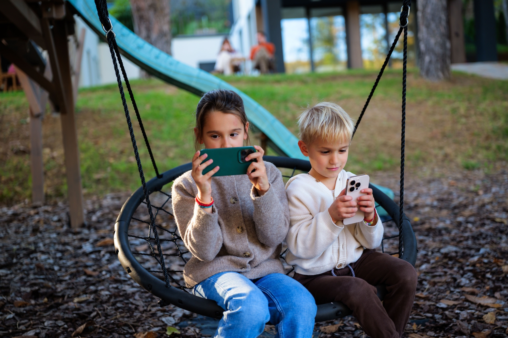 Brusselse ouders sluiten pact om smartphone bij kinderen te bannen | BRUZZ