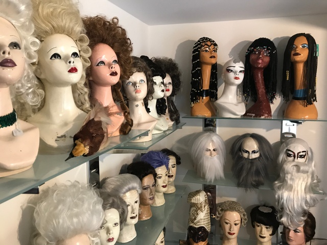 Kliniek Schandelijk Sijpelen Hair Club verhuist: 'De pruiken hier zijn haute couture' | BRUZZ