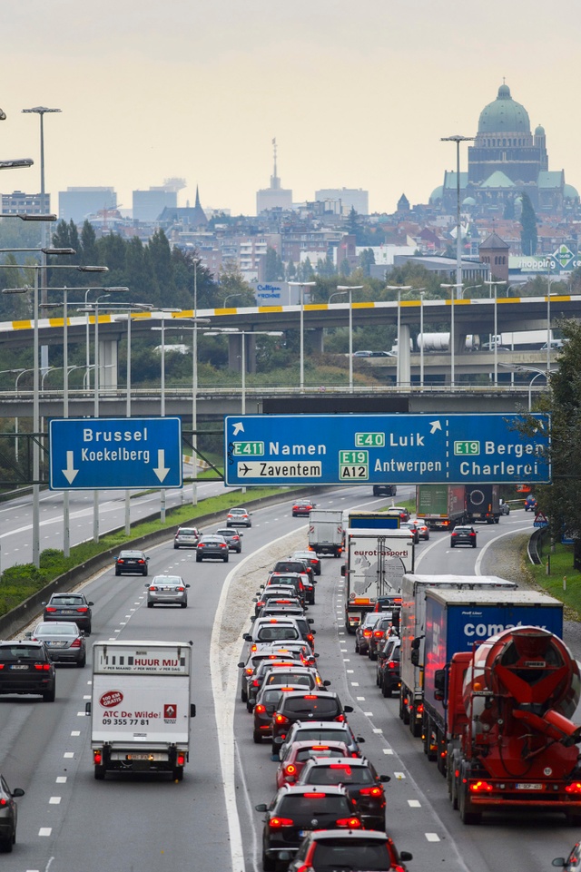 mobiel opvoeder Mooie vrouw Vanaf maandagavond omleidingen op knooppunt E40 en Brusselse ring | BRUZZ