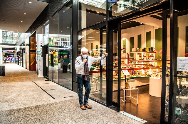 Shoppingcentrum Docks oogt leeg: 'Shoppen is flaneren, zonder plan vooraf'  | BRUZZ