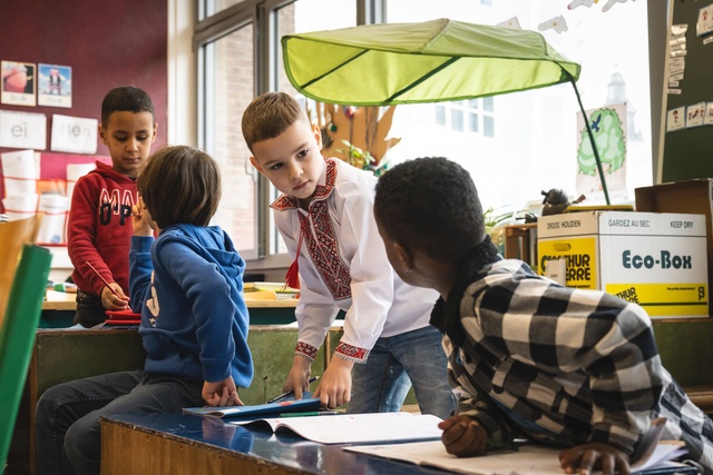 Pas gevlucht, vandaag al op school: 'Geef Oekraïens een plek in de les' |  BRUZZ