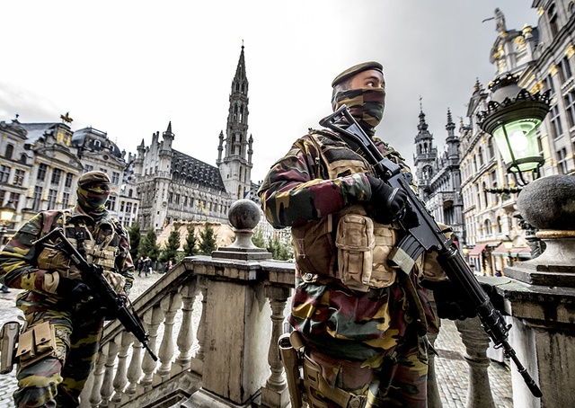 Chef landmacht bedankt militairen op straat | BRUZZ