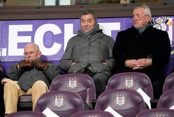 Michel Verschueren, Eddy Merckx en Paul Van Himst tijdens de Jupiler Pro League-wedstrijd tussen RSC Anderlecht en KAA Gent in het Constant Vanden Stock stadion in 2017