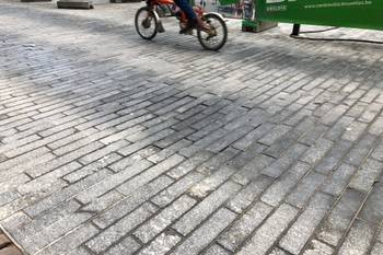 De Broukereplein voetgangerszone tegels kapot
