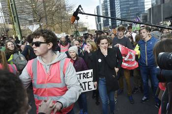 21 februari 2019: de Zweedse Greta Thunberg, de allereerste klimaatspijbelaar, op de zevende mars van spijbelaars in Brussel, met Anuna De Wever
