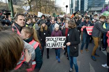 De Zweedse Greta Thunberg (midden), de_allereerste klimaatspijbelaar, op de zevende mars van klimaatspijbelaars in Brussel op 21 februari 2019, met Anuna De Wever en Kyra Gantois