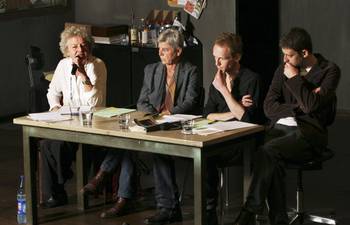 Frie Leysen (links) tijdens de voorstelling vanhaar opvolgers bij het KunstenFESTIVALdesArts: Christophe Slagmuylder en Roger Christmann