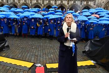 28 september 2020: VUB-rector Caroline Pauwels tijdens de afstudeerceremonie op de Grote Markt op 28 september 2020. Omwille van de corona-pandemie gaat dit door in open lucht