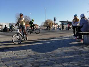 Kinderen genieten van een zonnige winterdag in februari 2021 aan de sluis van Anderlecht