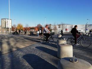 Mensen genieten van een zonnige winterdag langs het kanaal in Anderlecht