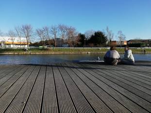 De aanlegsteiger van roeiclub Cercle des Regates de Bruxelles aan het kanaal in Anderlecht op een zonnige winterdag in februari 2021