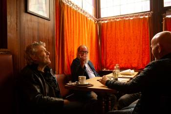 Eind april 2021: Arno, Josse De Pauw en Dominique Deruddere in het door de coronamaatregelen gesloten café Le Coq voor een BRUZZ-interview