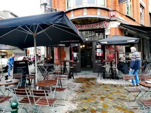 Café Au Laboureur op 8 mei 2021, de eerste dag waarop cafés en restaurants hun terras mogen zetten na de gedwongen horecasluiting door de coronamaatregelen.