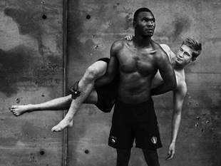 Foto van Rode Duivels Kevin Debruyne en Christian Benteke door Stephan Vanfleteren (2014)