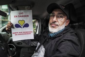 Chauffeur rijdt mee in stoet tijdens taxiprotest op 30 september 2021.