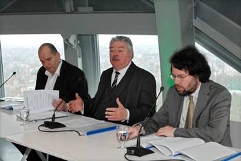 26 maart 2009: burgemeester Freddy Thielemans, geflankeerd door schepenen Philippe Close en Christian Ceux tijdens de persconferentie met de voorstelling van de plannen voor NEO en de Heizel in het Atomium