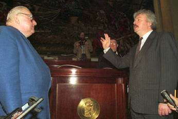 28 april 1994: Freddy Thielemans legt de eed af als burgemeester van Brussel-Stad voor André Degroeve, de laatste gouverneur van de provincie Brabant