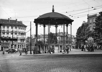 Het Liedtsplein in Schaarbeek met kiosk in 1936