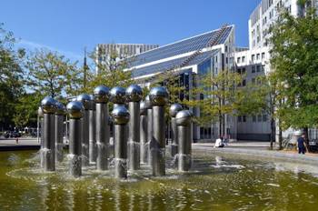 Juin 1995, het kunstwerk van Pol Bury aan de Albert II-laan met daarachter het Boudewijngebouw van de Vlaamse Gemeenschap 1500px_(c)_monumentheritagebrussels