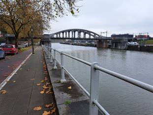 De spoorwegbrug over het kanaal Brussel-Charleroi, voorbij de Van Praetbrug