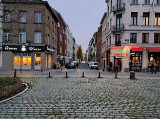 Het heraangelegde Ninoofseplein tijdens de inhuldiging op 2 december 2022