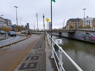 Het fietspad langs het kanaal bij de brug aan het Saincteletteplein
