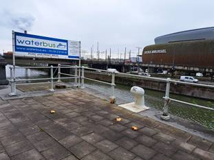 De aanlegsteiger voor de waterbus aan de Van Praetbrug, met aan de overzijde winkelcomplex Docks Bruxsel