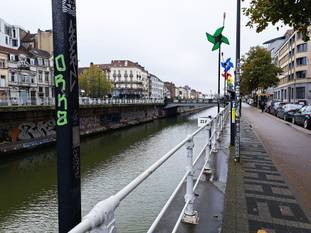 Het fietspad langs de Koolmijnenkaai langs het kanaal Brussel-Charleroi, met zicht op de brug aan de Vlaamsepoort