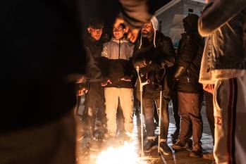 Asielzoekers die in het tentenkamp langs de Koolmijnenkaai in Molenbeek wonen, warmen zich ’s avonds op met vuurtjes die ze op het voetpad stoken. Dinsdagavond 28 februari 2023 kregen ze bezoek van de politie, die hen het bevel gaf om het vuur te doven.