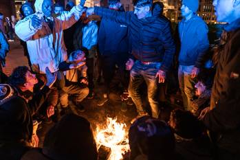 Asielzoekers die in het tentenkamp langs de Koolmijnenkaai in Molenbeek wonen, warmen zich ’s avonds op met vuurtjes die ze op het voetpad stoken. Dinsdagavond 28 februari 2023 kregen ze bezoek van de politie, die hen het bevel gaf om het vuur te doven.