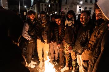 Asielzoekers die in het tentenkamp langs de Koolmijnenkaai in Molenbeek wonen, warmen zich ’s avonds op met vuurtjes die ze op het voetpad stoken. Dinsdagavond 28 februari 2023 kregen ze bezoek van de politie, die hen het bevel gaf om het vuur te doven.