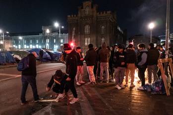 Asielzoekers die in het tentenkamp langs de Koolmijnenkaai in Molenbeek wonen, warmen zich ’s avonds op met vuurtjes die ze op het voetpad stoken. Dinsdagavond 28 februari 2023 kregen ze bezoek van de politie, die hen het bevel gaf om het vuur te doven.