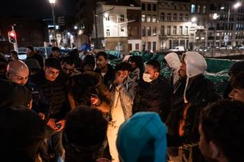 Asielzoekers die in het tentenkamp langs de Koolmijnenkaai in Molenbeek wonen, warmen zich ’s avonds op met vuurtjes die ze op het voetpad stoken. Dinsdagavond 28 februari 2023 kregen ze bezoek van de politie, die hen het bevel gaf om het vuur te doven