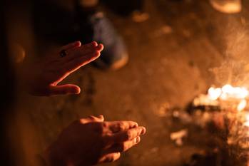 Asielzoekers die in het tentenkamp langs de Koolmijnenkaai in Molenbeek wonen, warmen zich ’s avonds op met vuurtjes die ze op het voetpad stoken. Dinsdagavond 28 februari 2023 kregen ze bezoek van de politie, die hen het bevel gaf om het vuur te doven.