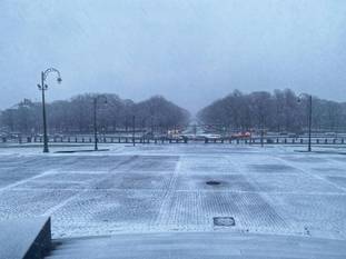 8 maart 2023: Het Elisabethpark in Koekelberg, hier gezien vanaf de basiliek, ontwaakt onder een laagje sneeuw.