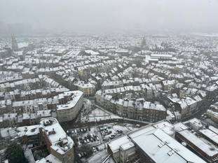 Schaarbeek ontwaakt op 8 maart 2023 onder een laag sneeuw Deze foto werd genomen vanuit de Brusiliatoren