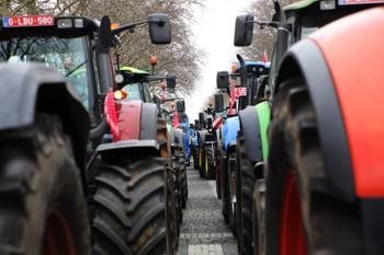 3 maart 2023: boeren uit heel Vlaanderen rijden in colonne Brussel binnen uit protest tegen het stikstofbeleid van de Vlaamse regering en verzamelen aan de Havenlaan.