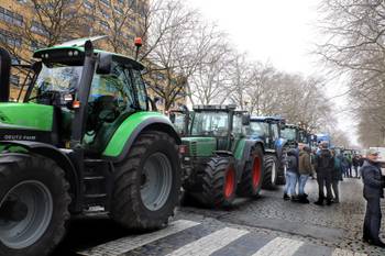 Vrijdag 3 maart 2023: boeren uit heel Vlaanderen rijden, uit protest tegen het stikstofbeleid van de Vlaamse regering, in colonne Brussel binnen en verzamelen aan de Havenlaan