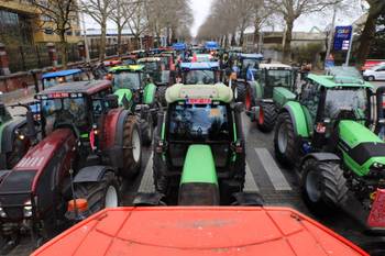 3 maart 2023: boeren uit heel Vlaanderen rijden in colonne Brussel binnen uit protest tegen het stikstofbeleid van de Vlaamse regering en verzamelen aan de Havenlaan
