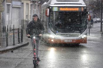 8 maart 2023: Brussel ontwaakt onder een laagje sneeuw. Bussen en trams van de MIVB blijven rijden en de ochtendspits verloopt zonder al te grote problemen.