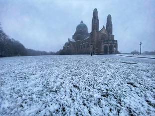 8 maart 2023: de basiliek van Koekelberg ontwaakt onder een laagje sneeuw.