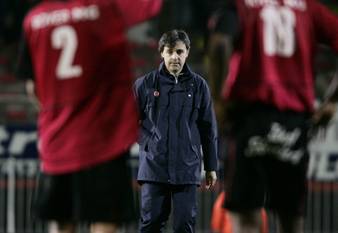 10 november 2004: Emilio Ferrera als trainer van FC Brussels tijdens de wedstrijd tegen KV Oostende