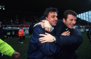 27 januari 2002: Emilio Ferrera, trainer van RWDM met Marc Wuyts tijdens de wedstrijd tegen Standard Luik