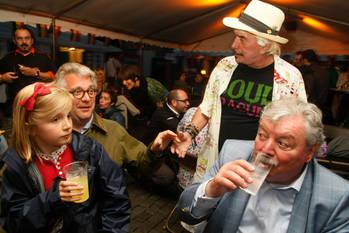 Lou Deprijck met prins Laurent en toenmalig Brussels burgemeester Freddy Thielemans, backstage op het Bal National van 2011