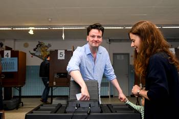 9 juni 2024: François De Smet, voorzitter Défi, brengt zijn stem uit in Sint-Pieters-Woluwe.