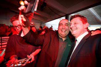 Fouad Ahidar met toenmalig voorzitter John Crombez op de nieuwjaarsreceptie van sp.a in 2016.