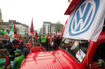 2 december 2006: internationale steunbetoging voor de arbeiders van de bedreigde fabriek van Volkswagen in Vorst