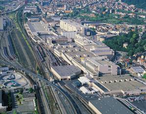 12 oktober 2004: de autoassemblagefabriek van Volkswagen in Vorst op luchtfoto