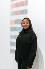 Bonolo Kavula bij een van haar werken in de Musea voor Schone Kunsten van België.