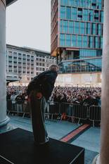 Zo'n 10.000 Angèle-fans kwamen samen op het Muntplein om haar nieuwe single en videoclip met Justice te kijken.